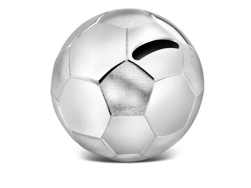 Elegante Fußball-Spardose von Zilverstad aus silberfarbenem Metall mit glänzenden und strukturierten Flächen.