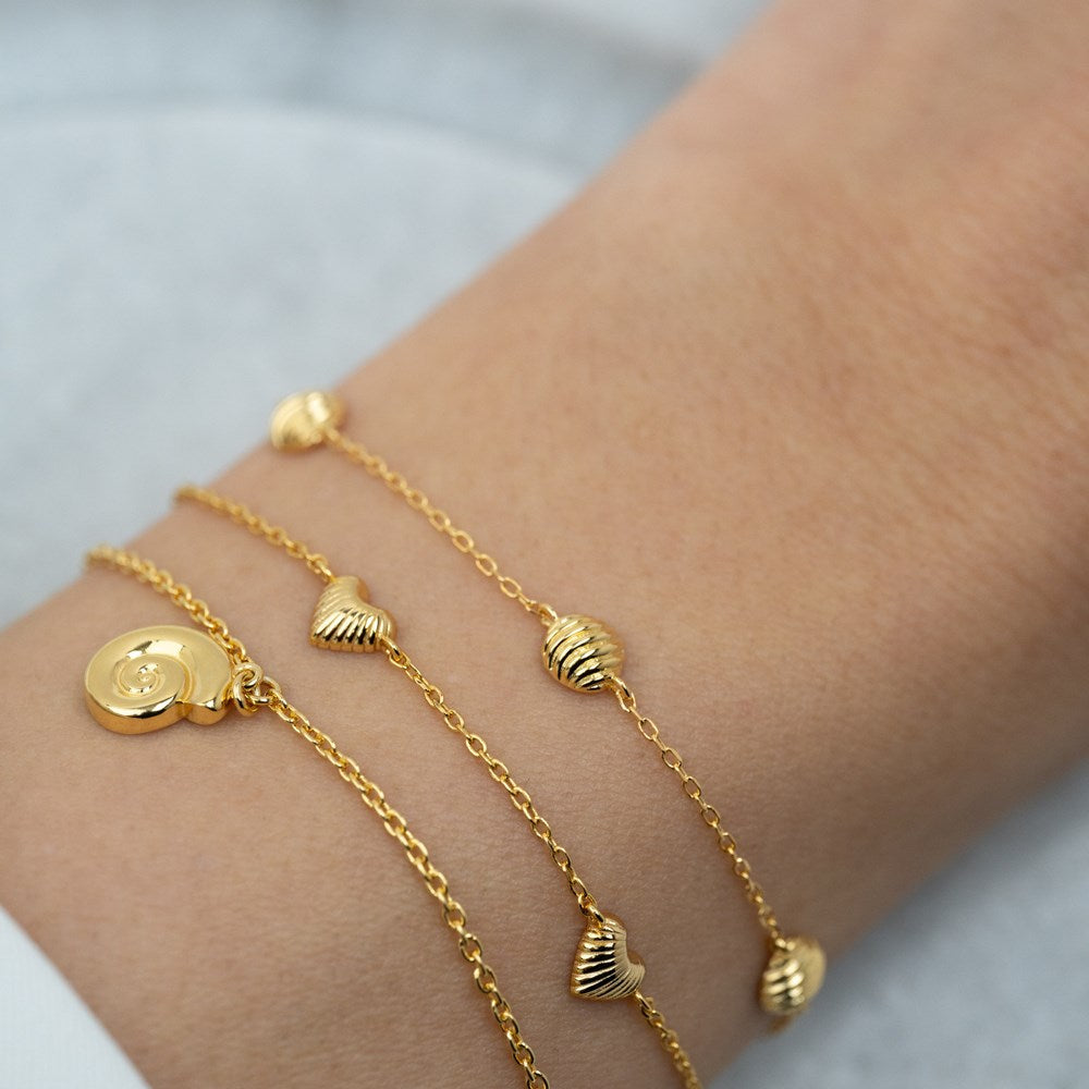 Nordahl Jewellery - BREEZE52 armbånd i sølv med hjerter båret af model