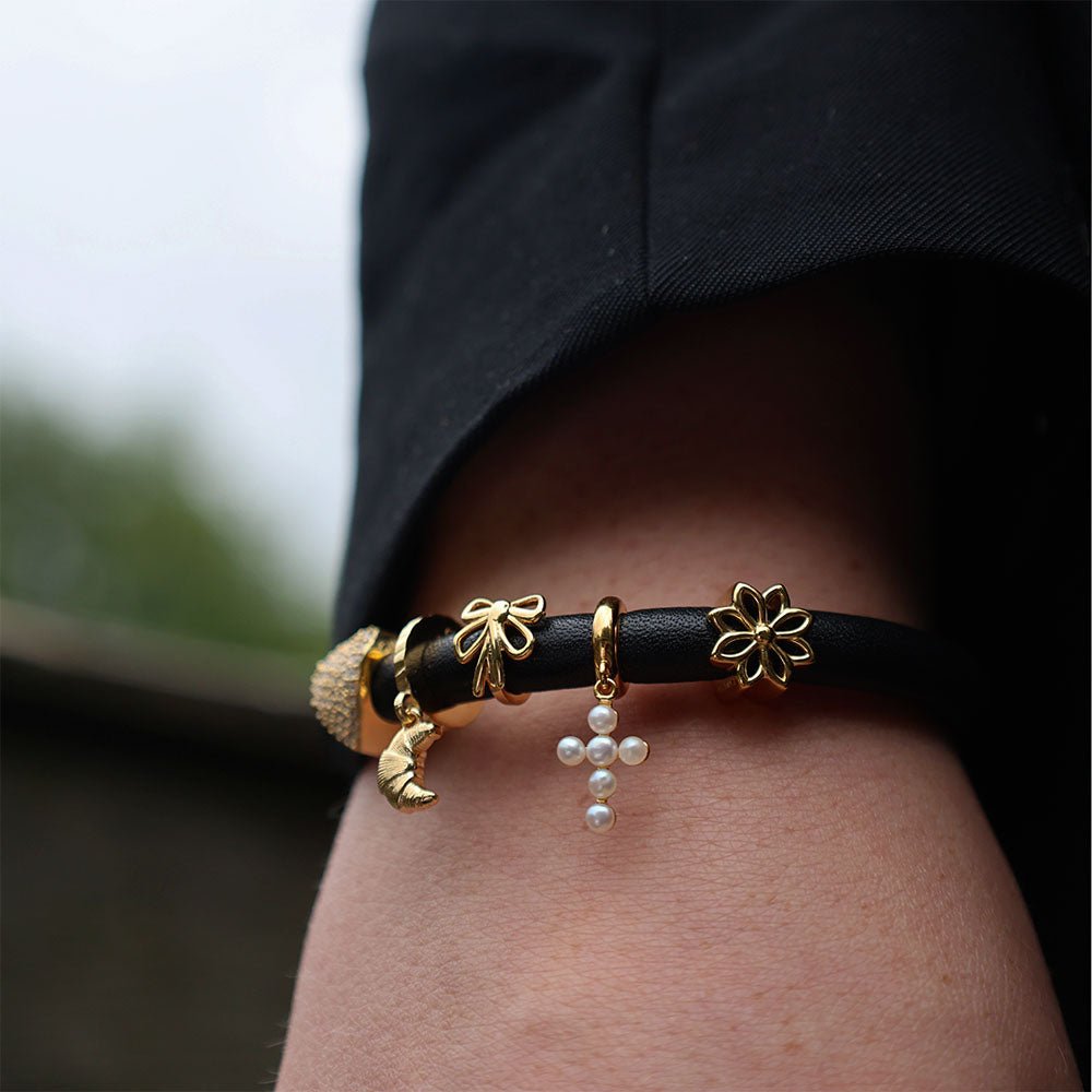 Christina Bow Charm aus vergoldetem Silber für Lederarmband am Model getragen