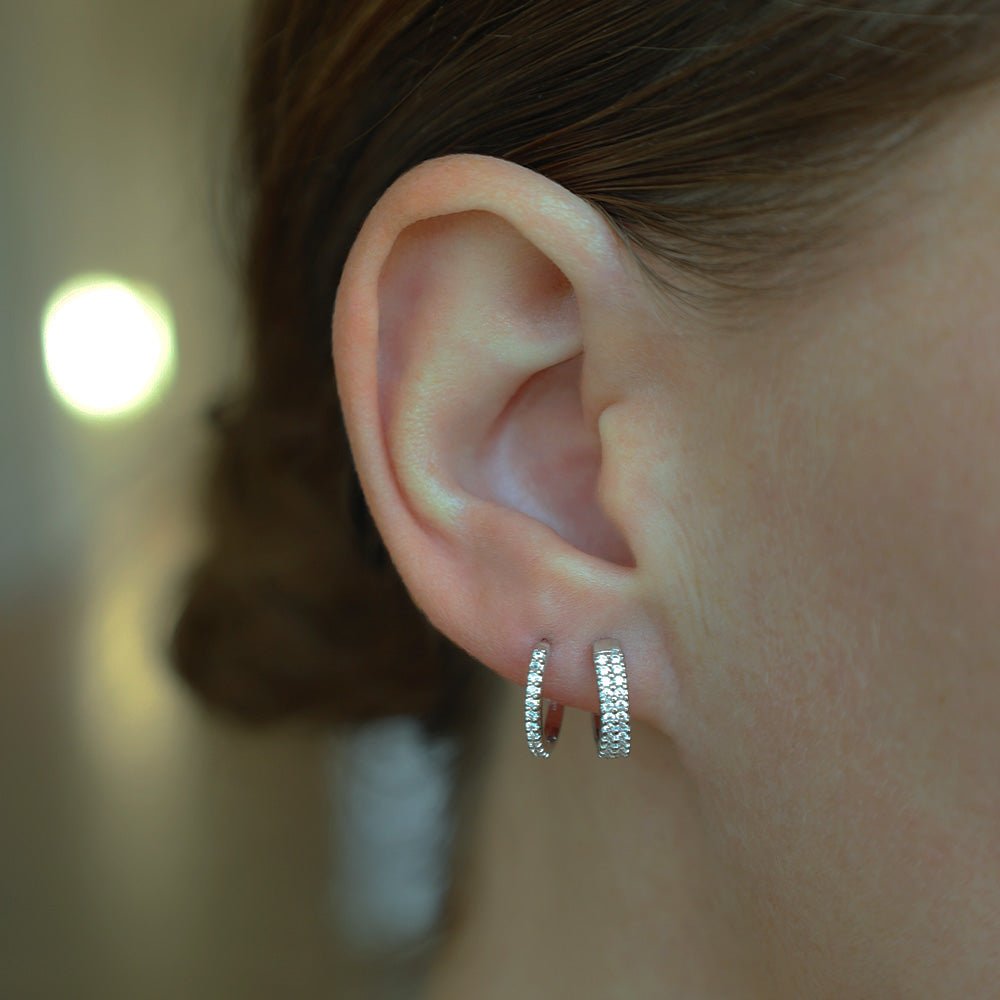 Christina Charmed Hoops Ohrringe aus Silber mit Zirkonia 13 mm am Model getragen