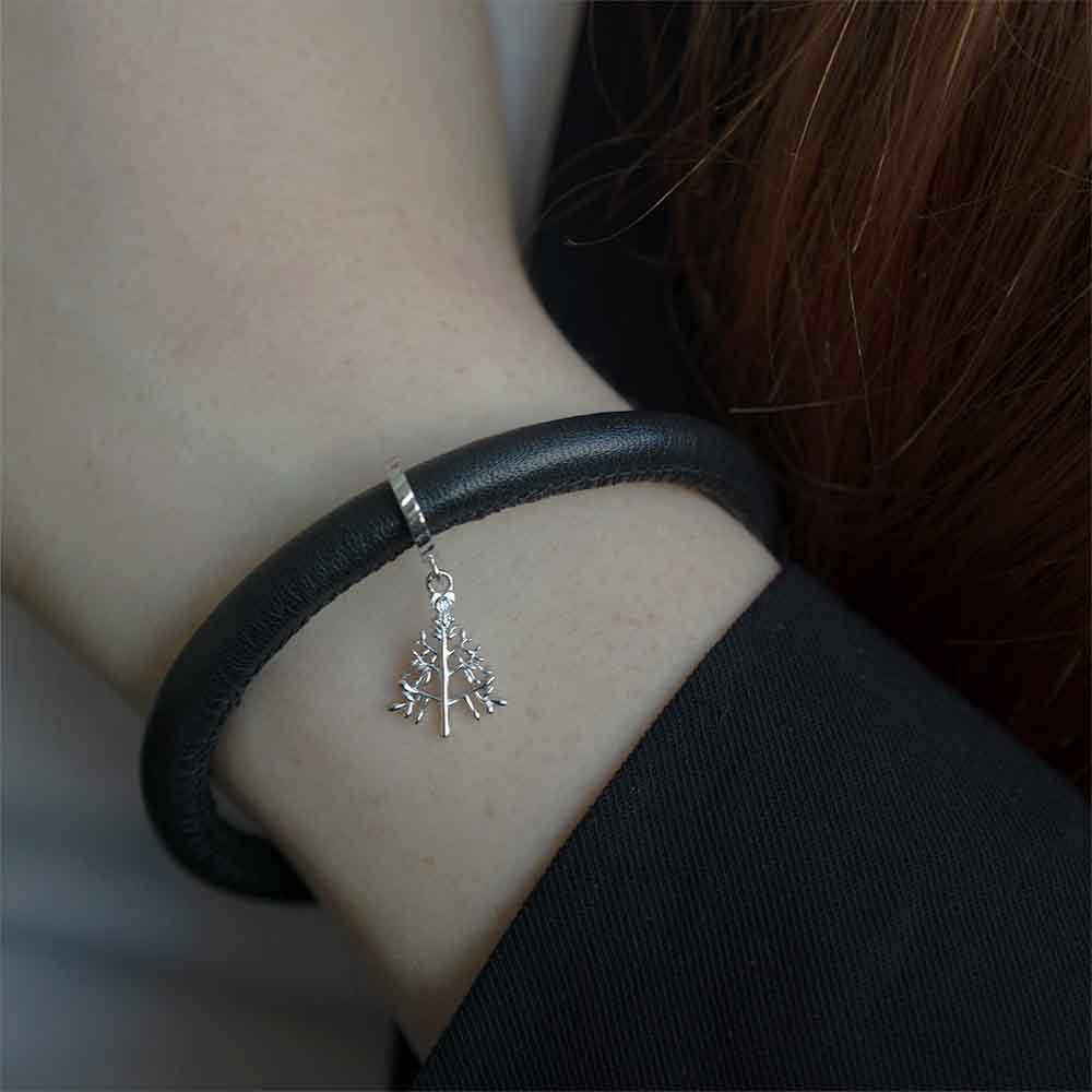 Christina Christmas Tree Charm aus Silber mit Zirkonia für Lederarmband am Model getragen
