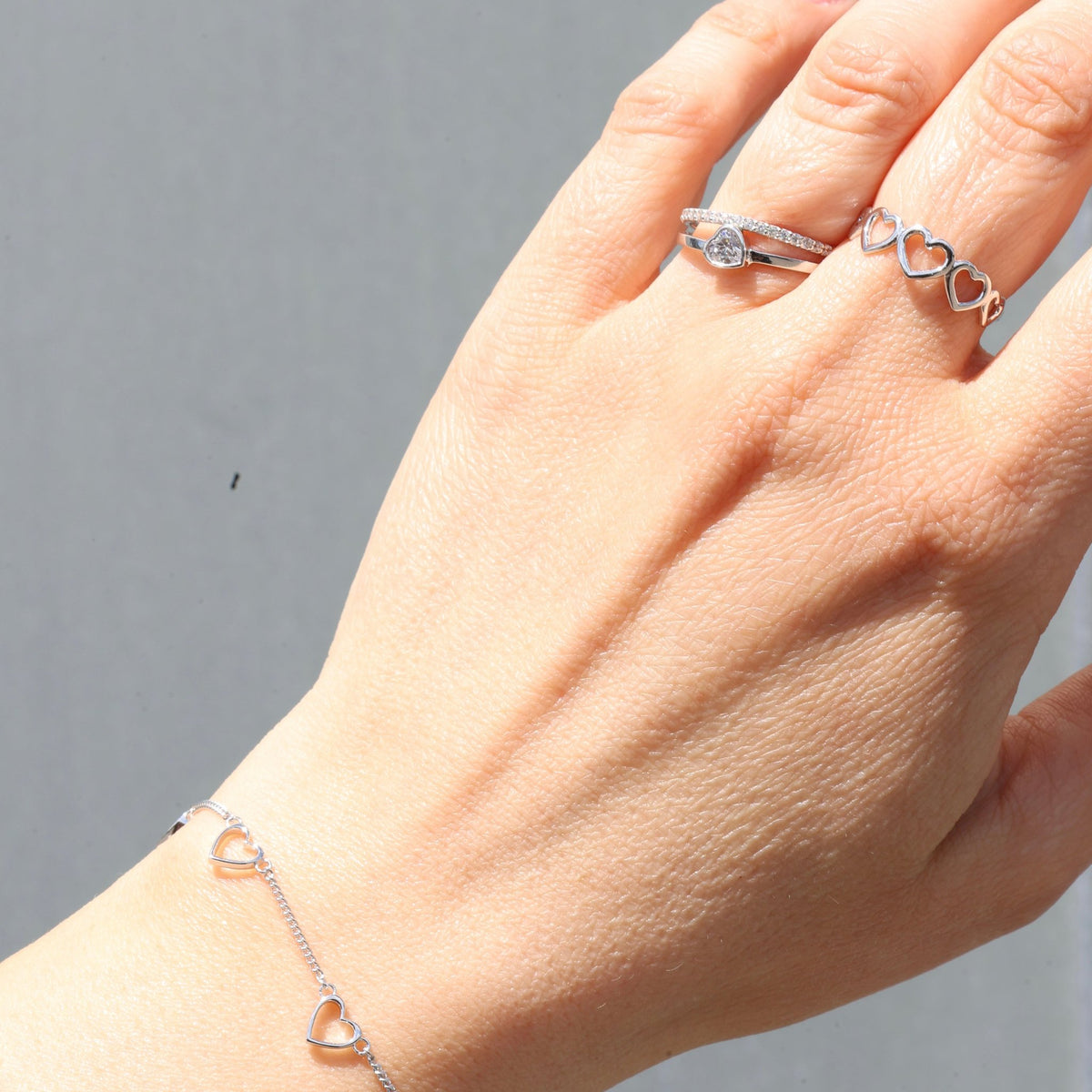 Christina Dancing Love Ring aus Silber am Model getragen
