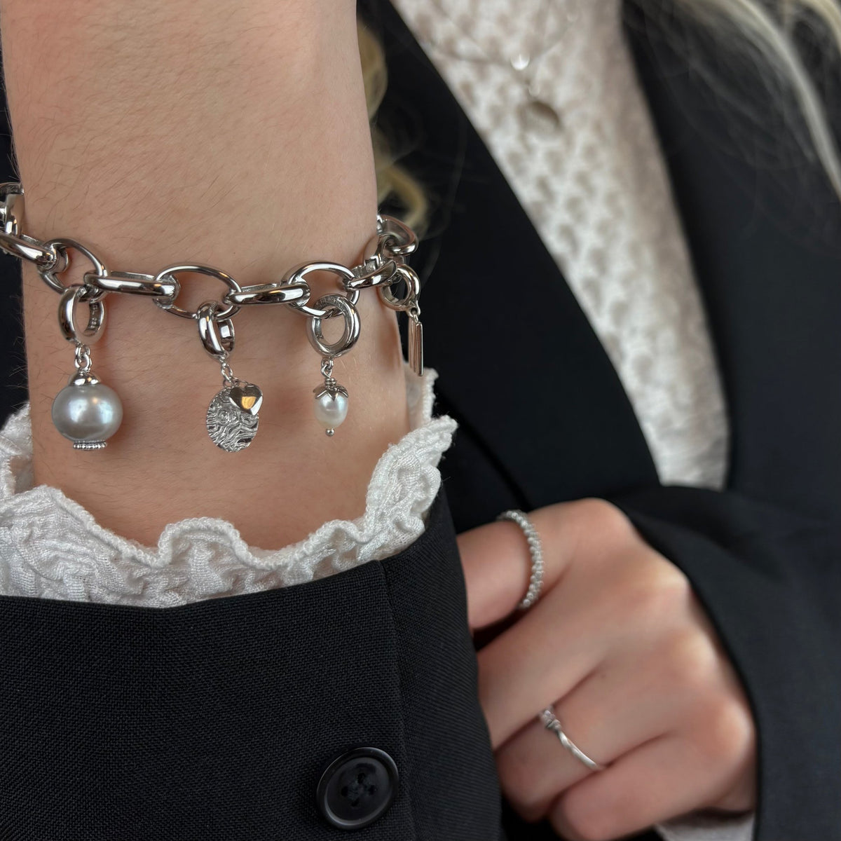 Christina Fingerprint Charm aus Silber für Lederarmband am Model getragen