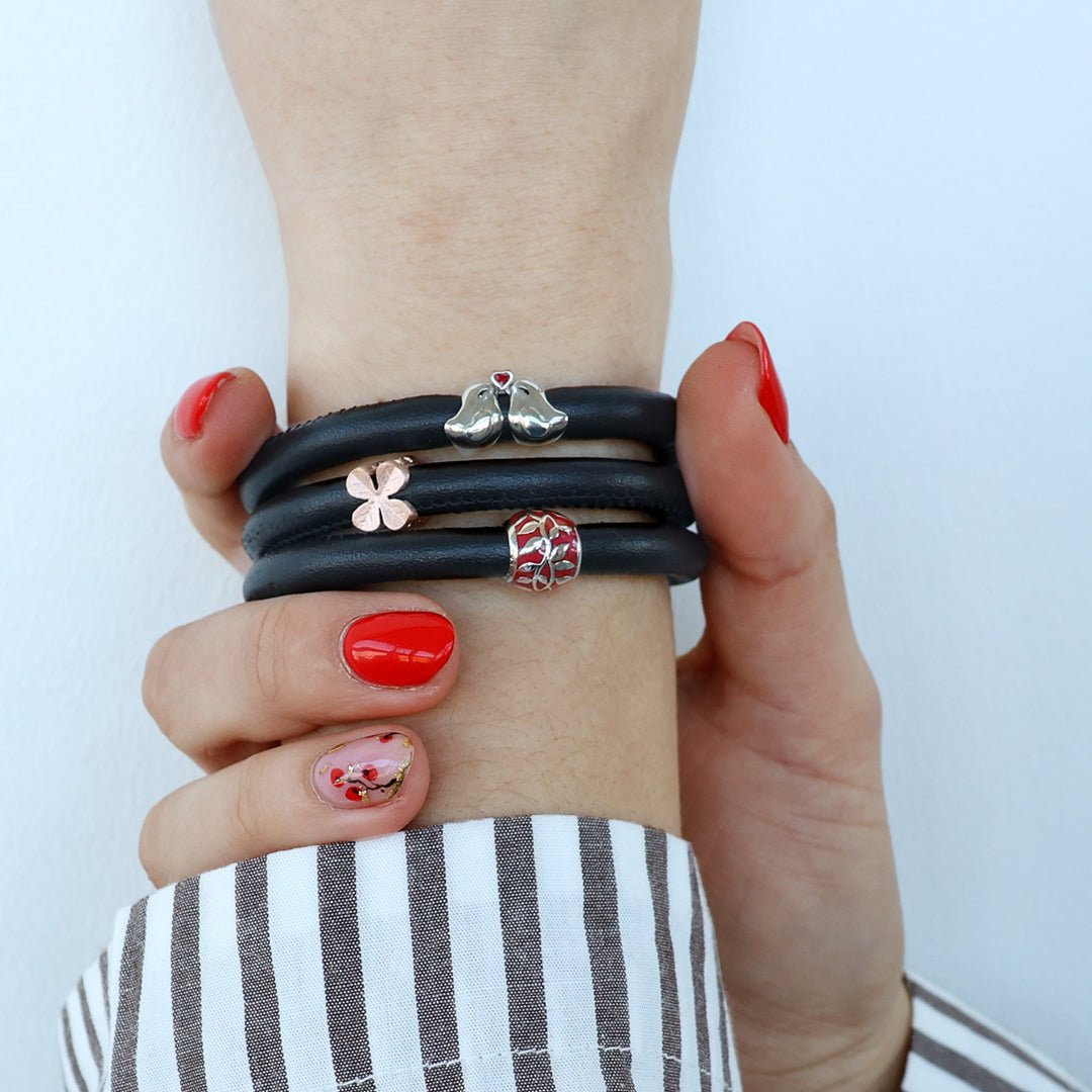 Christina Four Leaf Clover Charm aus rosévergoldetem Silber für Lederarmband am Model getragen