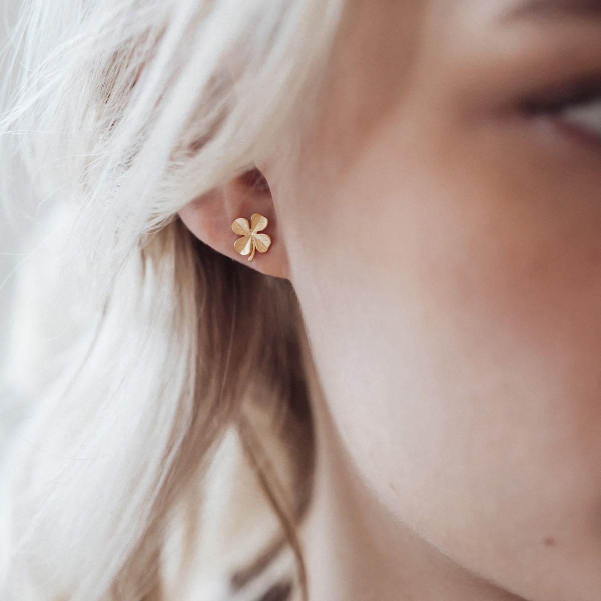 Christina Four Leaf Clover Ohrringe aus vergoldetem Silber am Model getragen