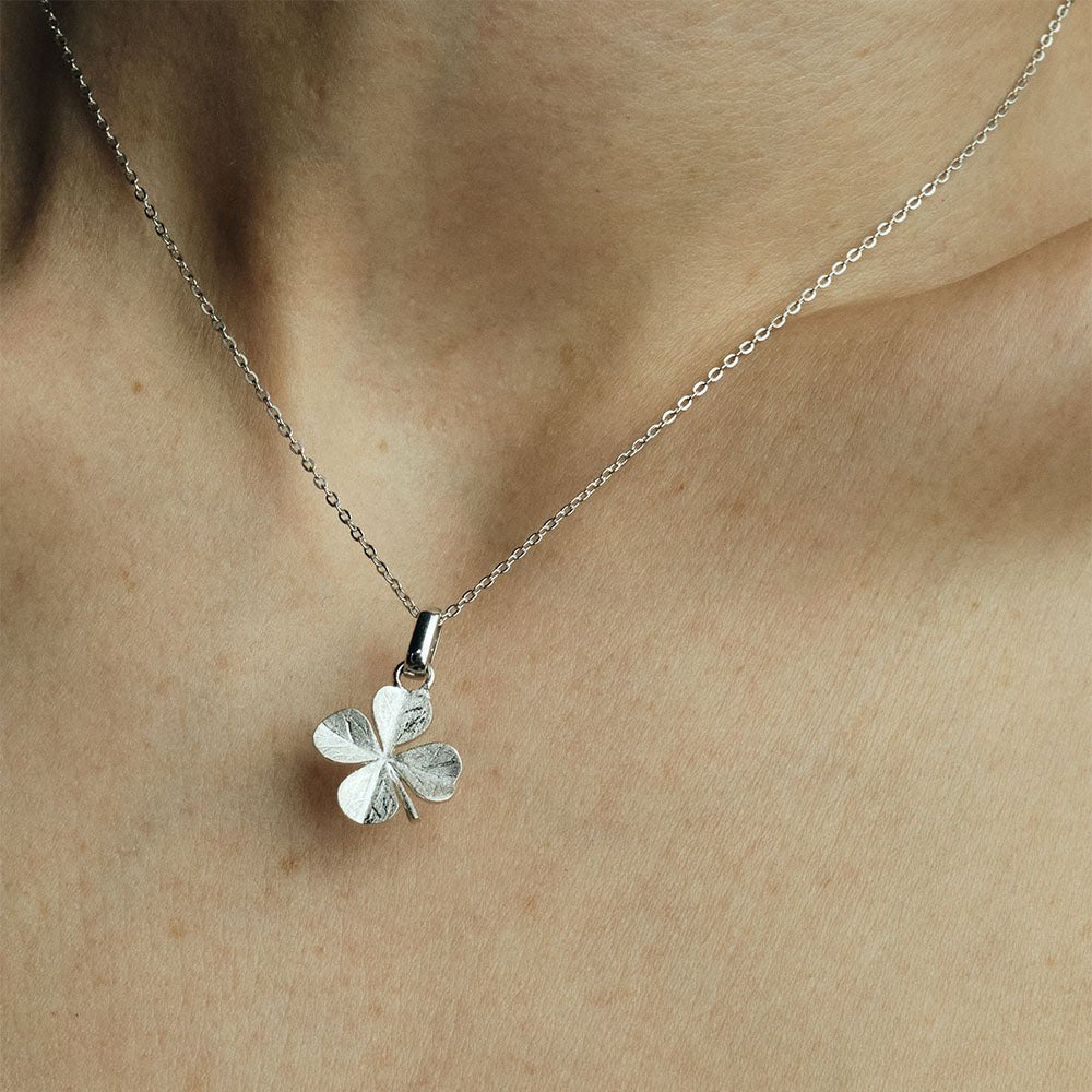 Christina Four Leaf Clover Anhänger aus Silber am Model getragen