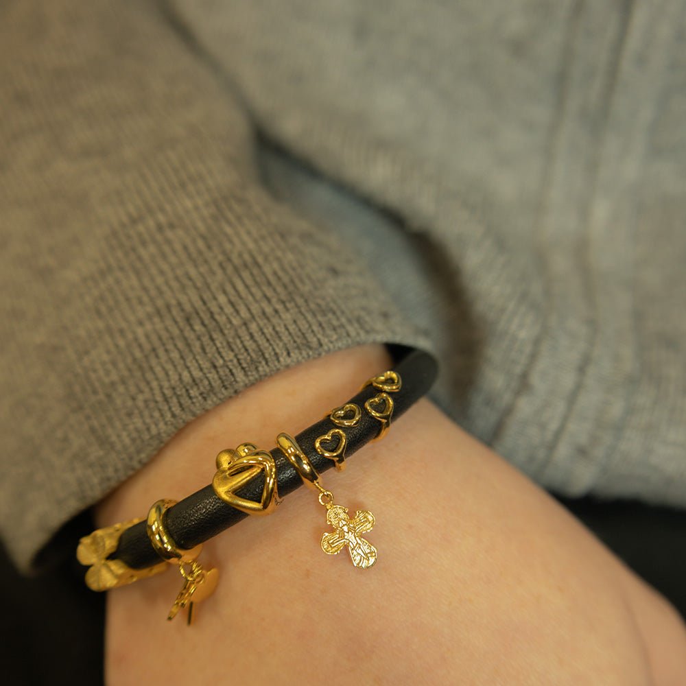 Christina Hugs Charm aus vergoldetem Silber für Lederarmband am Model getragen