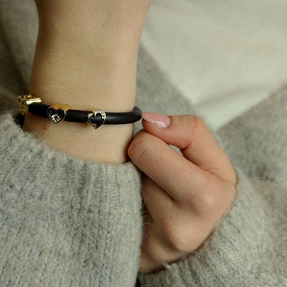 Christina Love Story Charm aus vergoldetem Silber mit Zirkonia für Lederarmband am Model getragen