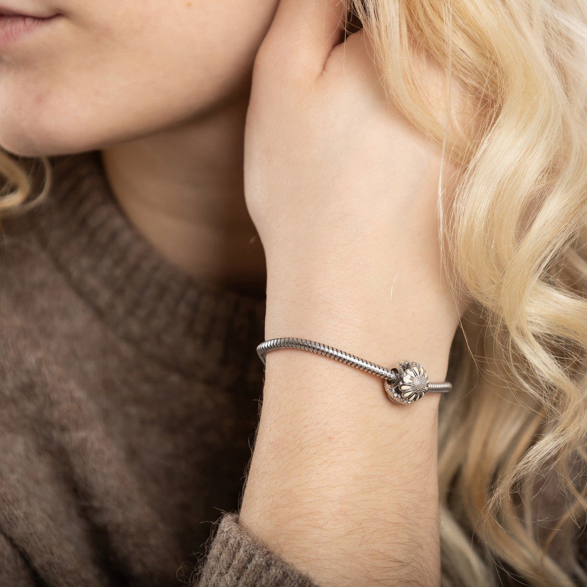 Christina Marguerit Charm aus Silber für Silberarmband am Model getragen