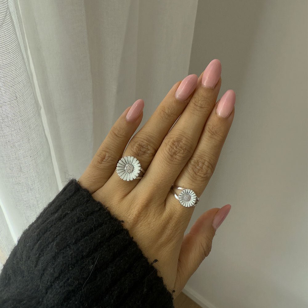 Christina Marguerit Ring aus Silber 11 mm am Model getragen