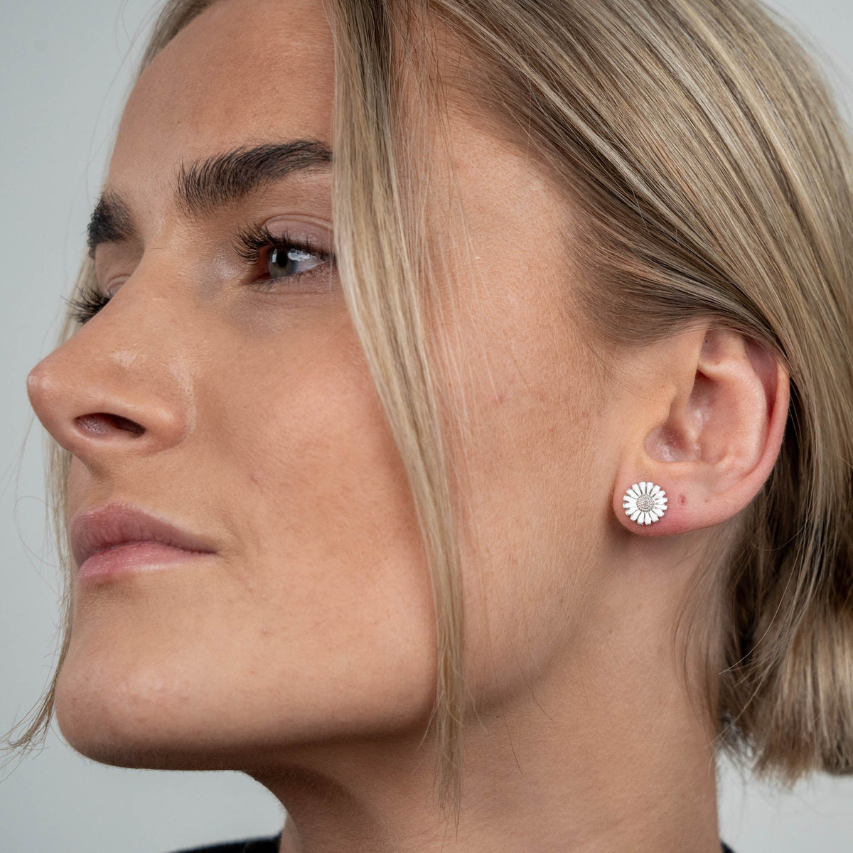 Christina Collect - Marguerite øreringe i sølv 12 mm – lifestyle