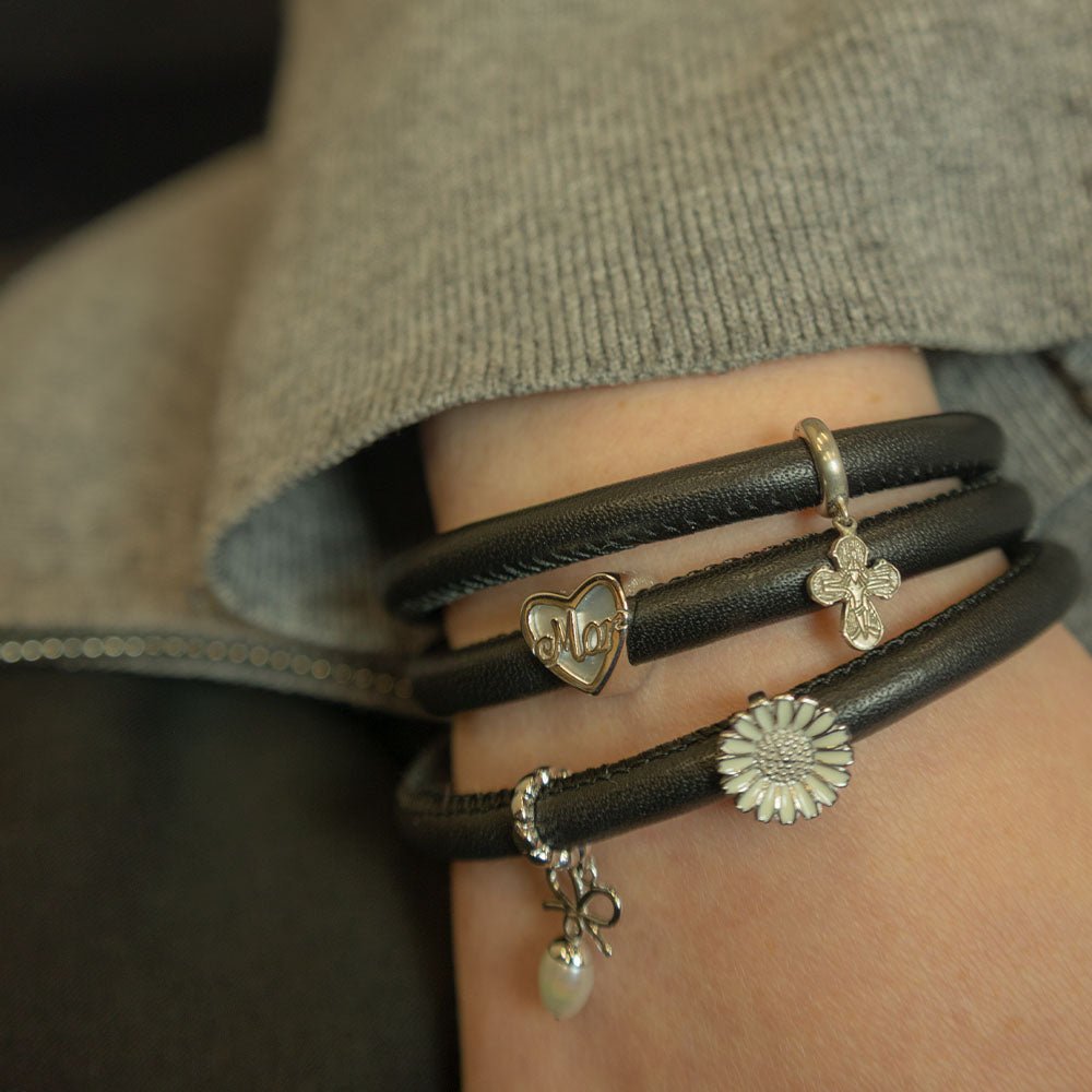 Christina Marguerit Charm aus Silber für Lederarmband am Model getragen
