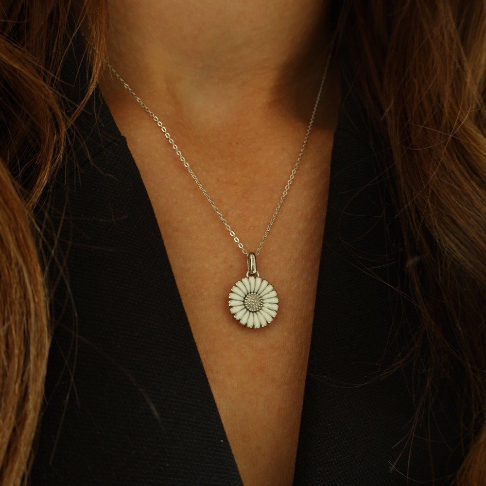 Christina Marguerit Anhänger aus Silber 15 mm am Model getragen