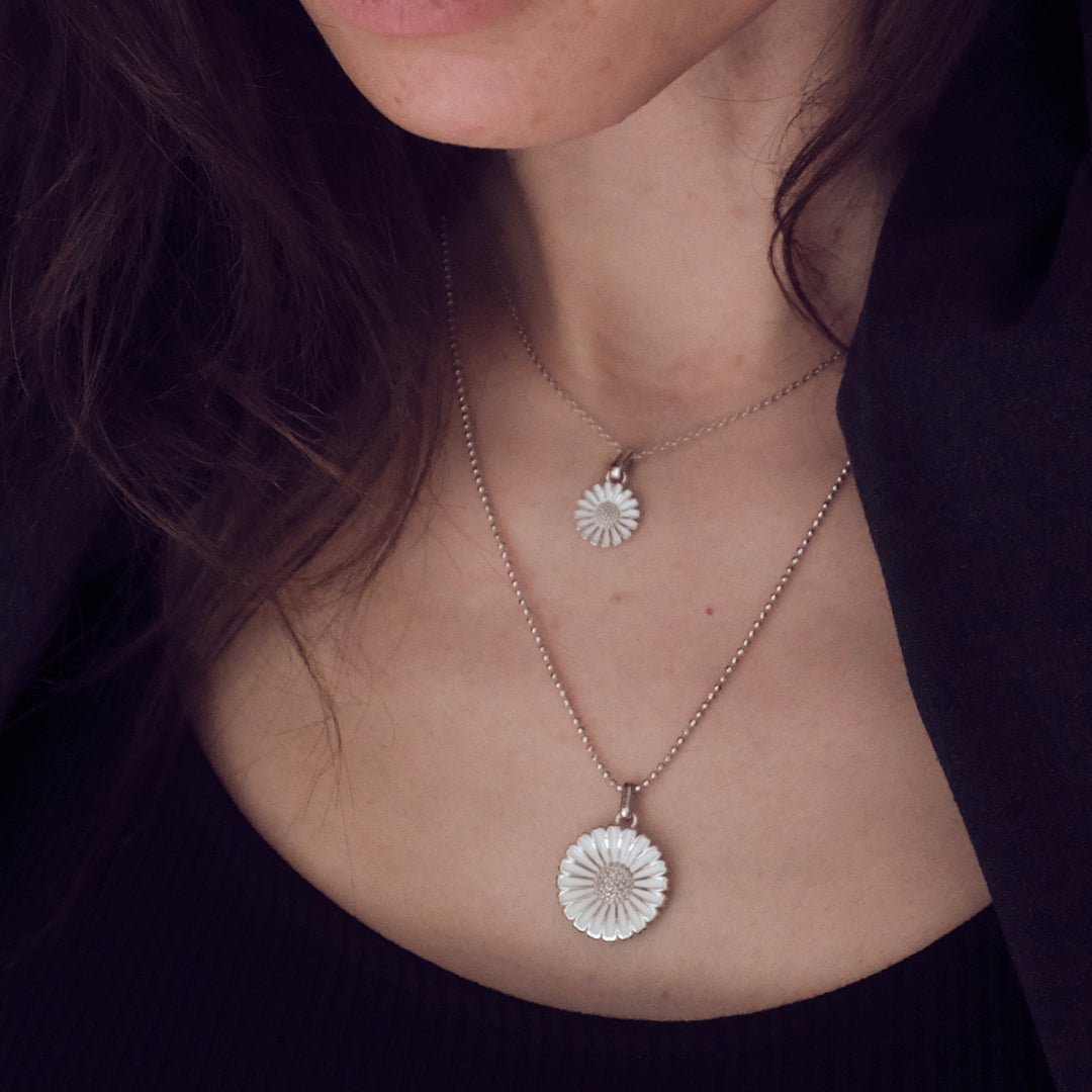 Christina Marguerit Anhänger aus Silber 20 mm am Model getragen
