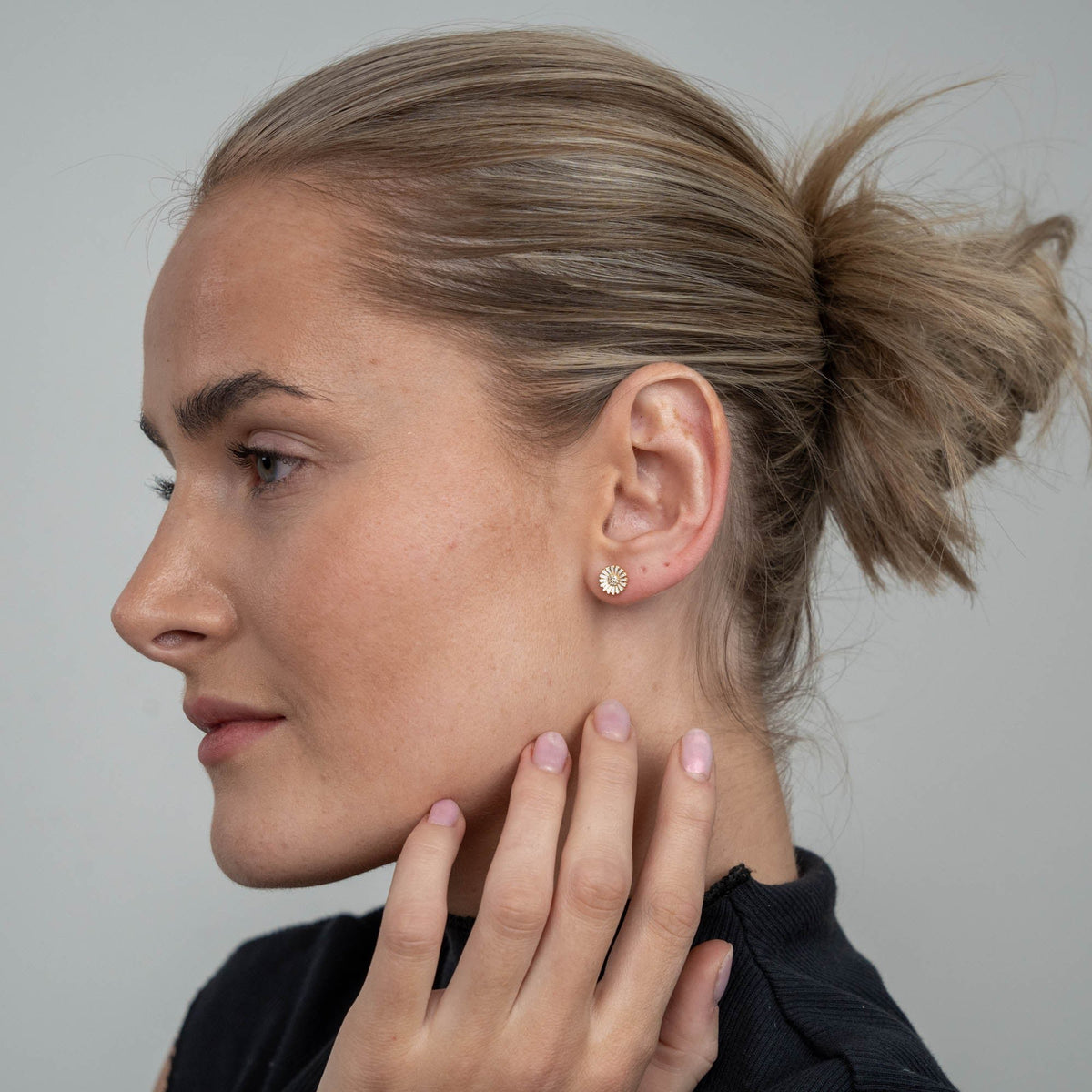 Christina Marguerit Ohrringe aus vergoldetem Silber mit Zirkonia 8 mm am Model getragen