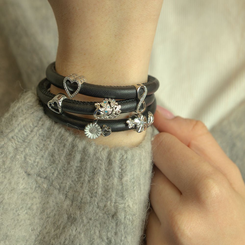 Christina Marguerit Bliss Charm aus Silber für Lederarmband am Model getragen