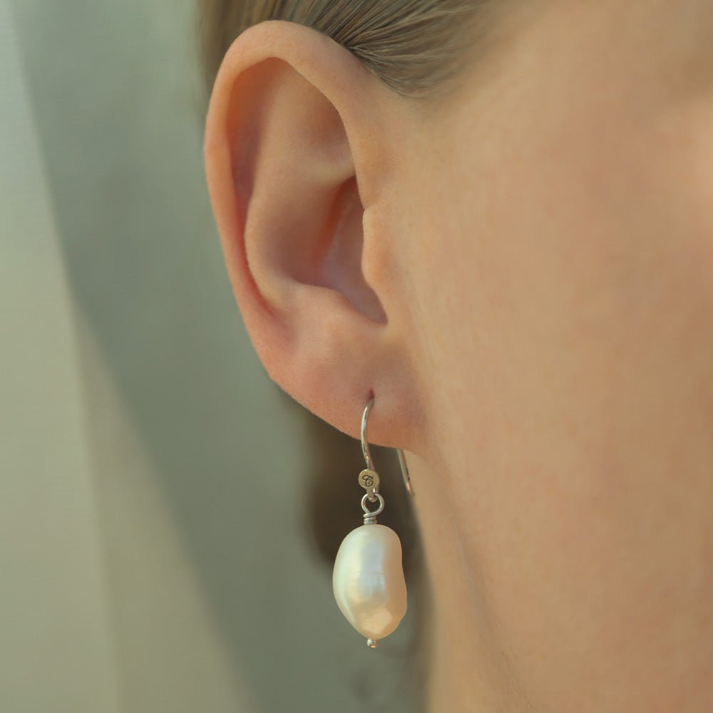 Christina Pearl Dream Ohrringe aus Silber mit Perlen und Ohrhaken am Model getragen