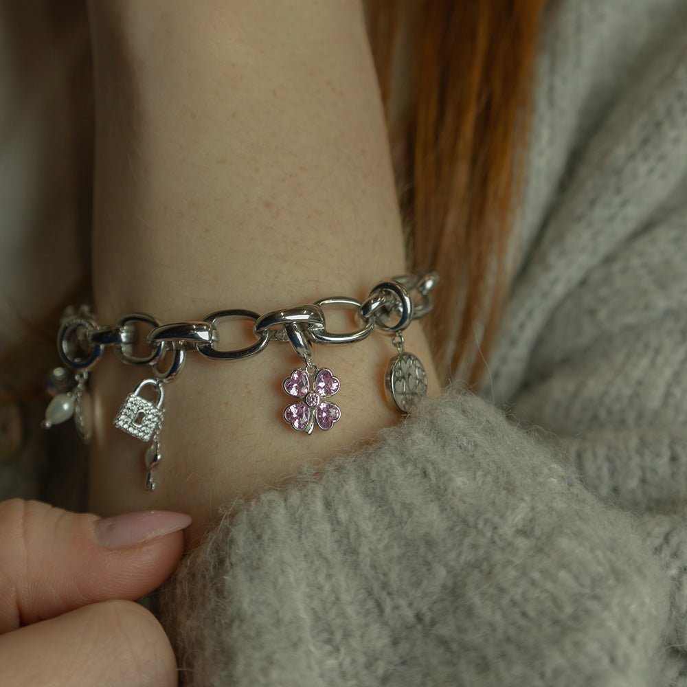 Christina Pink Heart Clover Charm aus Silber mit Zirkonia für Lederarmband am Model getragen