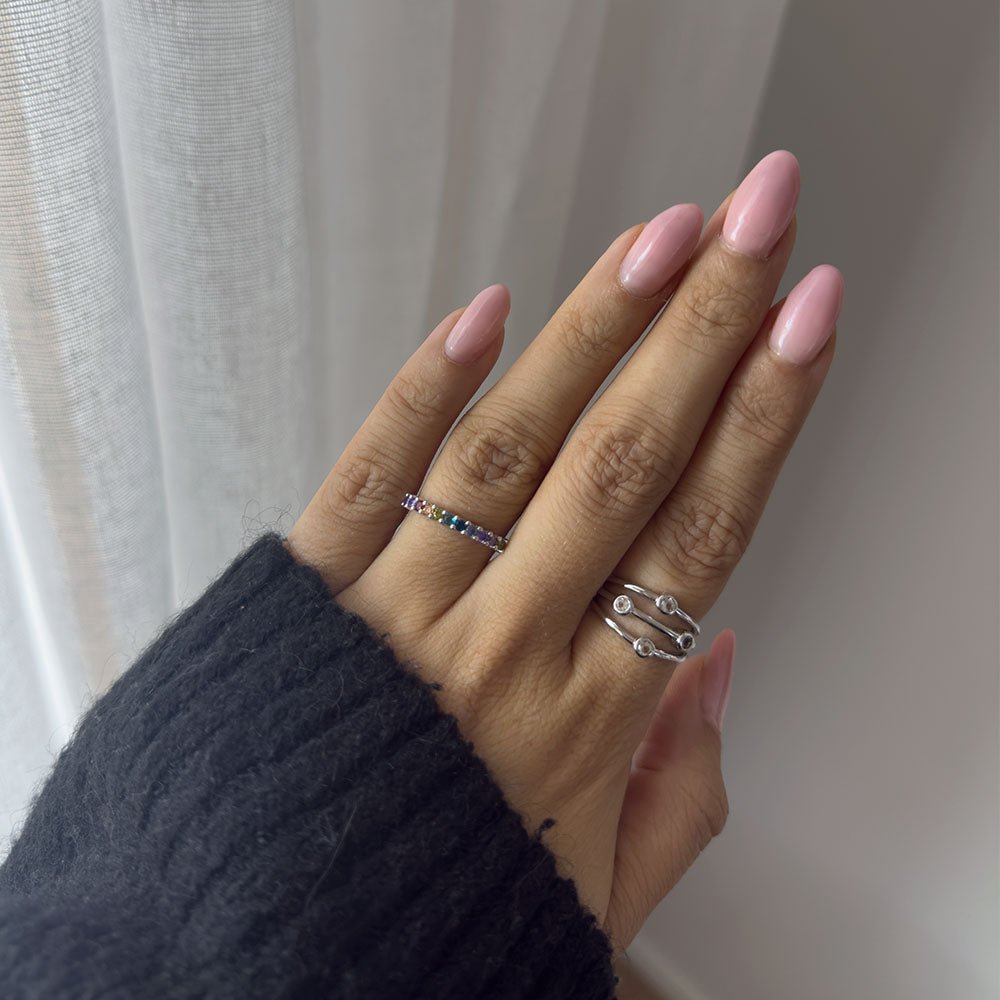Christina Rainbow Ring aus Silber mit Zirkonia am Model getragen
