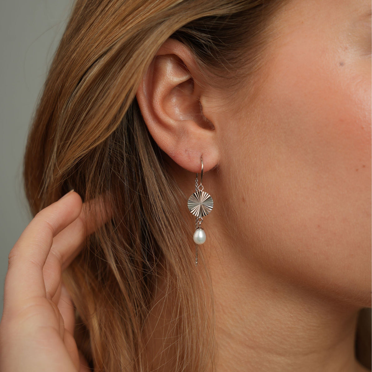 Christina Sparkle Life Ohrringe aus Silber mit Perlen und Ohrhaken am Model getragen
