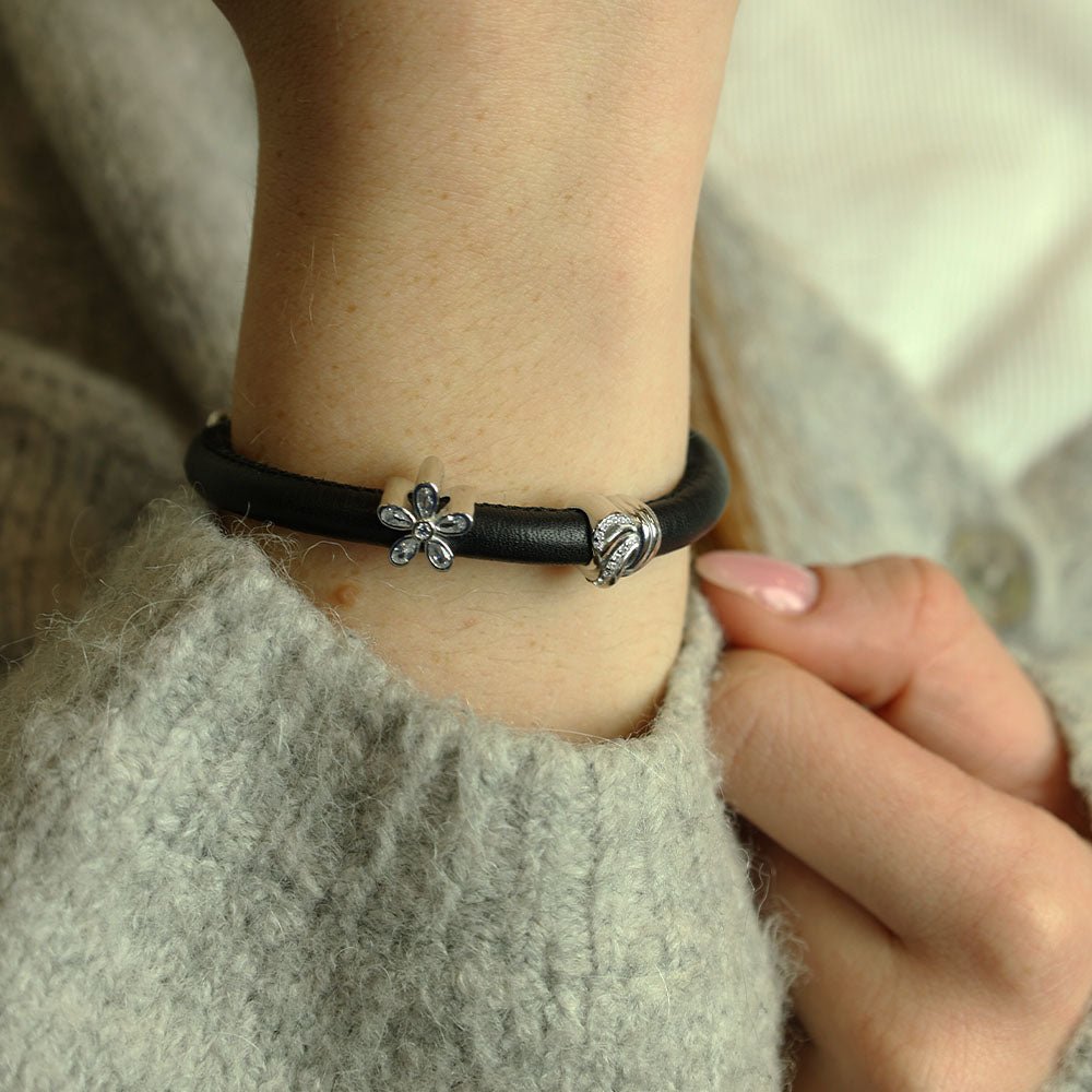 Christina Spellbound Charm aus Silber mit Zirkonia für Lederarmband am Model getragen