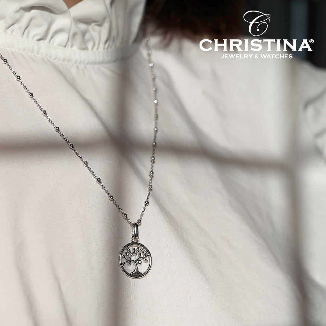 Christina Tree of Life Anhänger aus Silber mit Topas am Model getragen