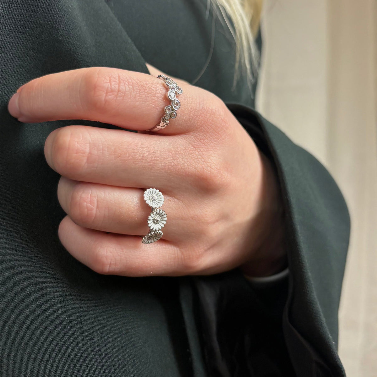 Christina Triple Marguerit Ring aus Silber 8 mm am Model getragen