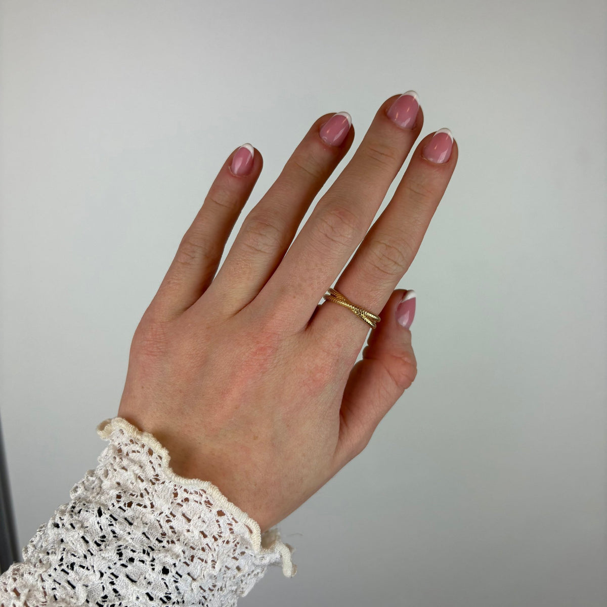 Christina Twin Snake Ring aus vergoldetem Silber am Model getragen