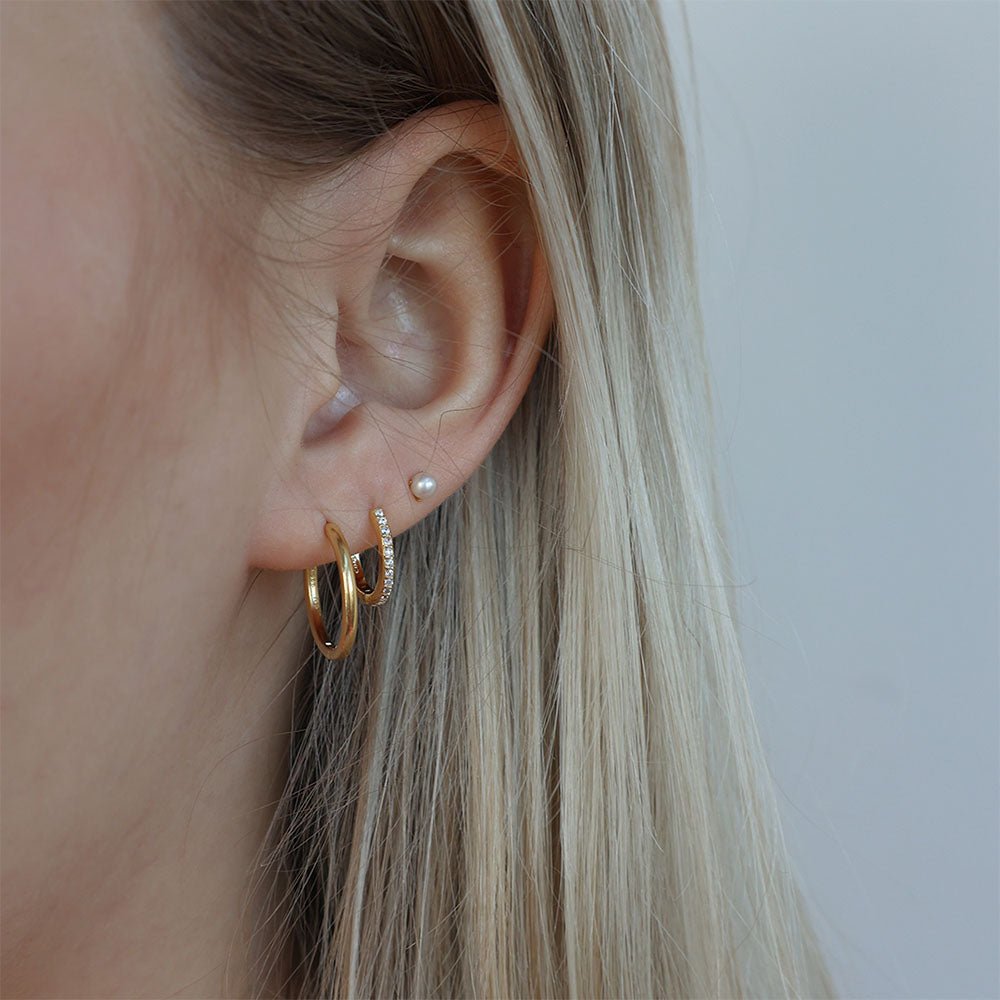 Christina Twinkle Hoops Ohrringe aus vergoldetem Silber mit Zirkonia 13 mm am Model getragen