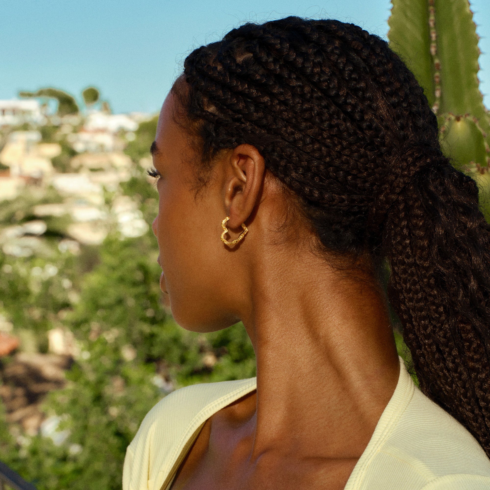 Camille Brinch Medium Heart Crush Hoops forgyldt — hjerteform detalje