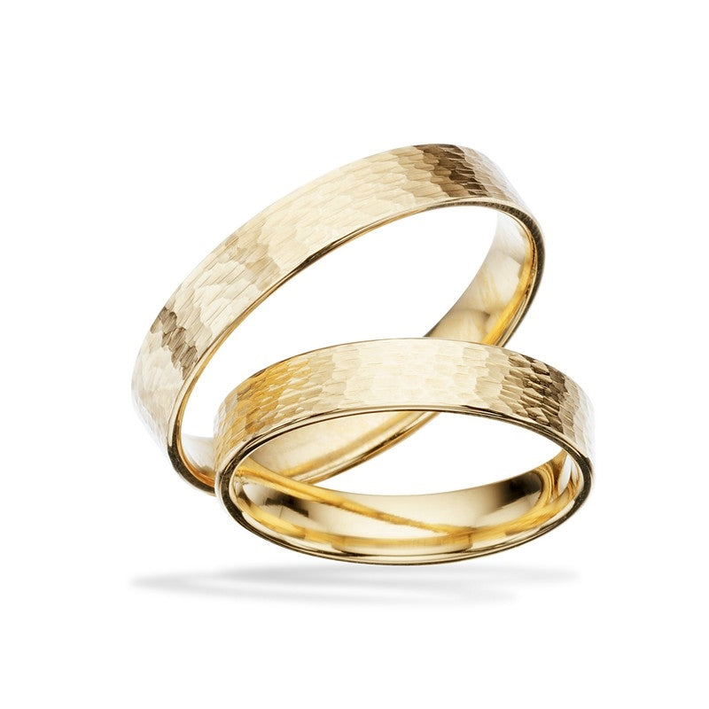 Vielsesringe i guld med banket overflade fra Scrouples H-serie