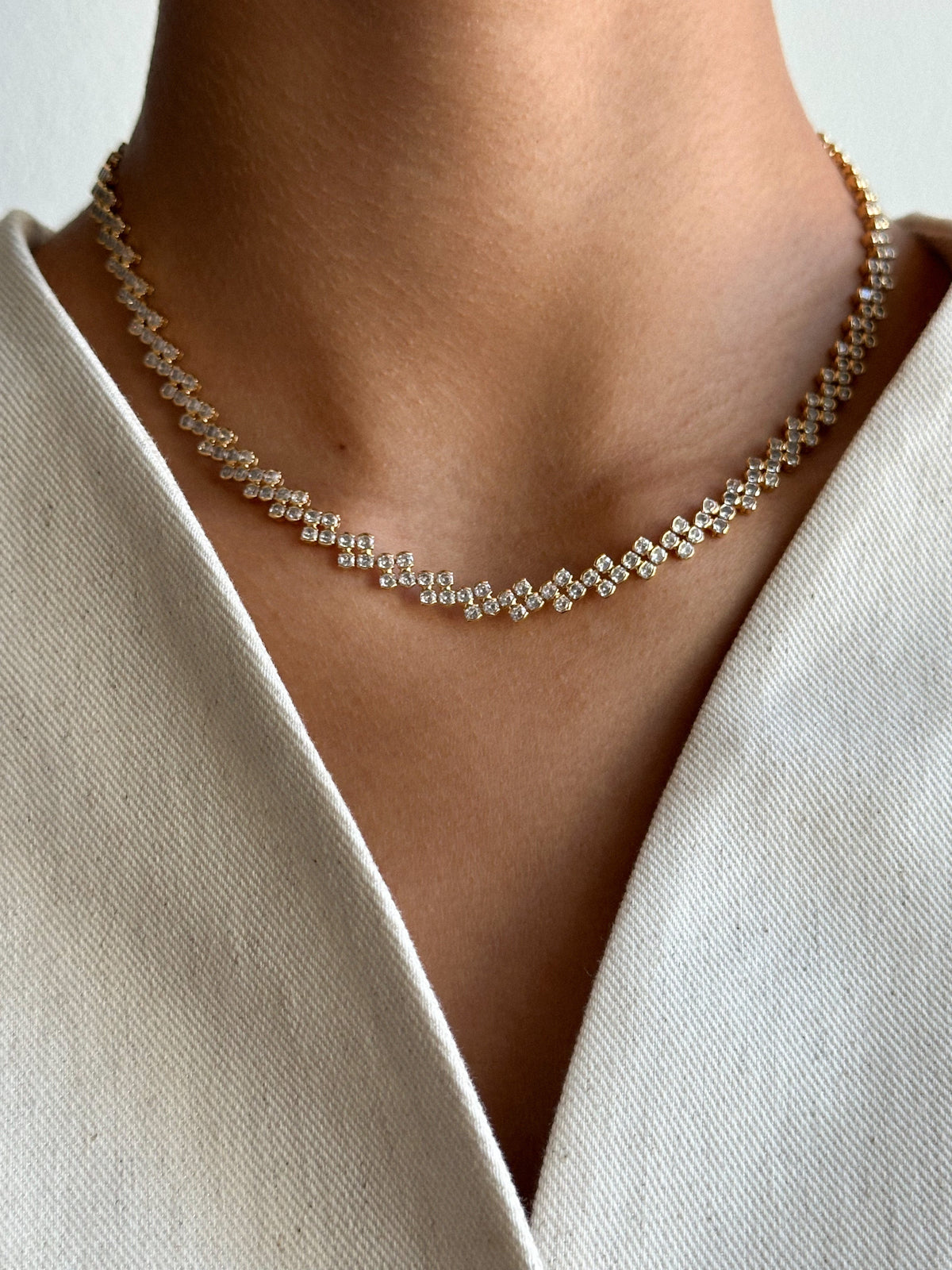 Schmuckzentrum – elegante Claire Crystal Halskette von Pico Copenhagen aus vergoldetem Messing mit funkelnden Strasssteinen