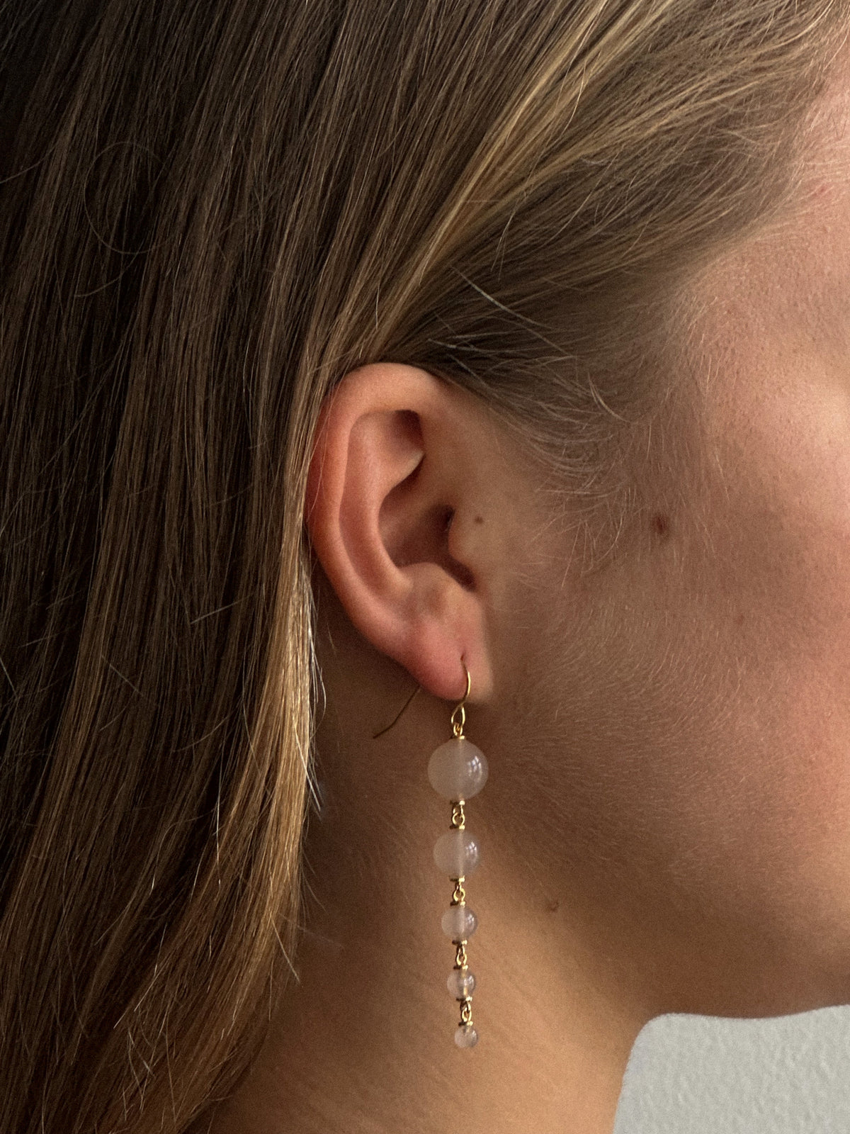 Pico Copenhagen Lilou Ohrringe in Powder aus vergoldetem Messing mit fünf polierten Kugeln – elegante, stilvolle Ohrhänger mit modernem und zeitlosem Design