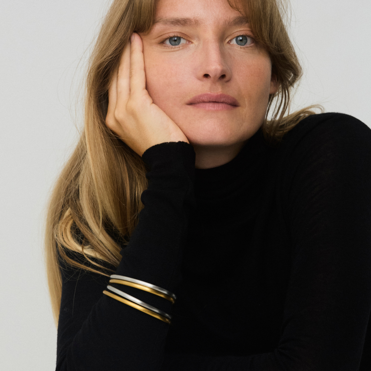 Jane Kønig Simple Bangle armring i forgyldt stål på model