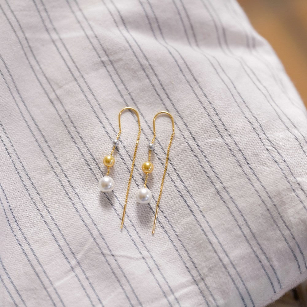 Joanli Nor - TiffanyNor ørekæde hvide, grå og gule perler i forgyldt sølv fotograferet i opsætning