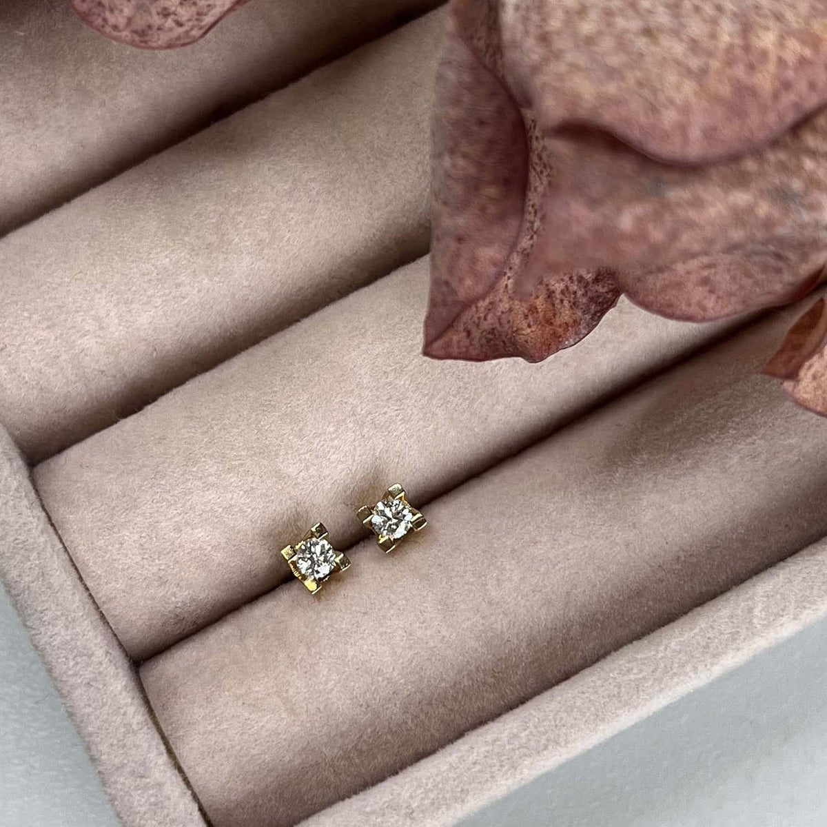 Scrouples Kleopatra Ohrstecker aus 14 Karat Gold mit 0,10–0,50 ct Diamanten, Stimmungsbild