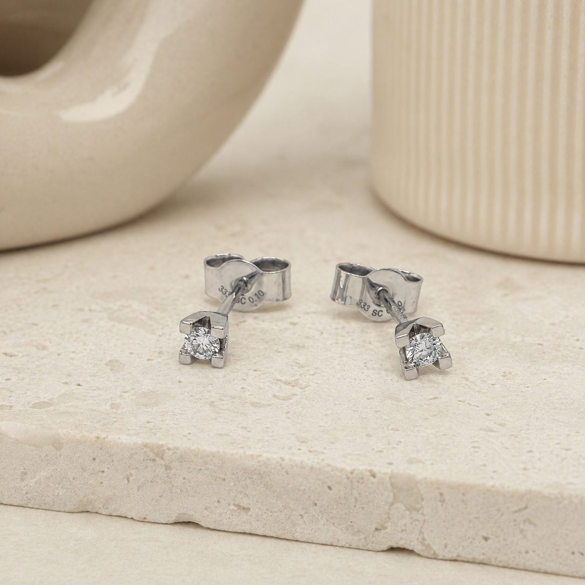 Scrouples Kleopatra Ohrstecker aus 14 Karat Weißgold mit 0,10–0,50 ct Diamanten, Stimmungsbild