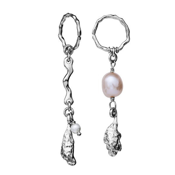 Lyric øreringe i sterlingsølv med asymmetriske ferskvandsperler fra Maanesten