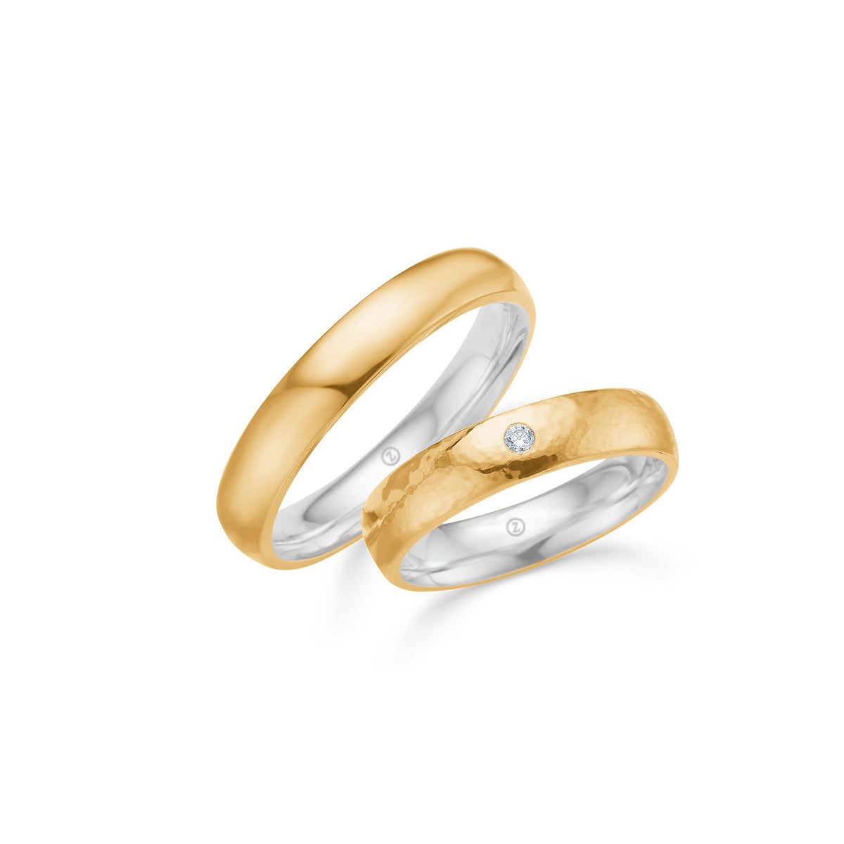 Mads Z Trauringe von Schmuckzentrum, 4 mm breit, aus 14-karätigem Gold mit Silberkern: ein eleganter, gehämmerter Damenring mit Diamant und ein klassischer, glatter Herrenring