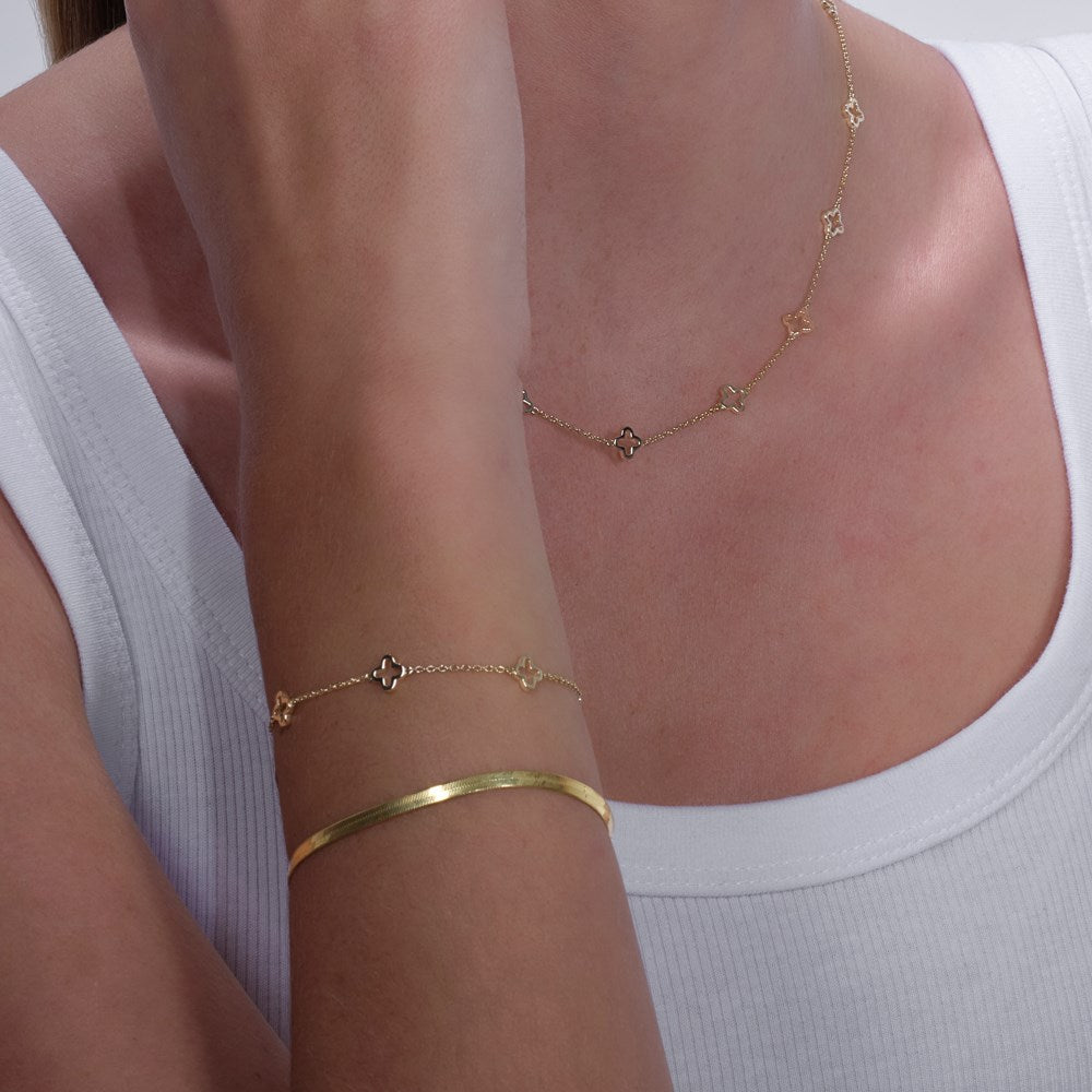 Nordahl Jewellery - FLAT52 forgyldt sølv armbånd båret af model i nærbillede