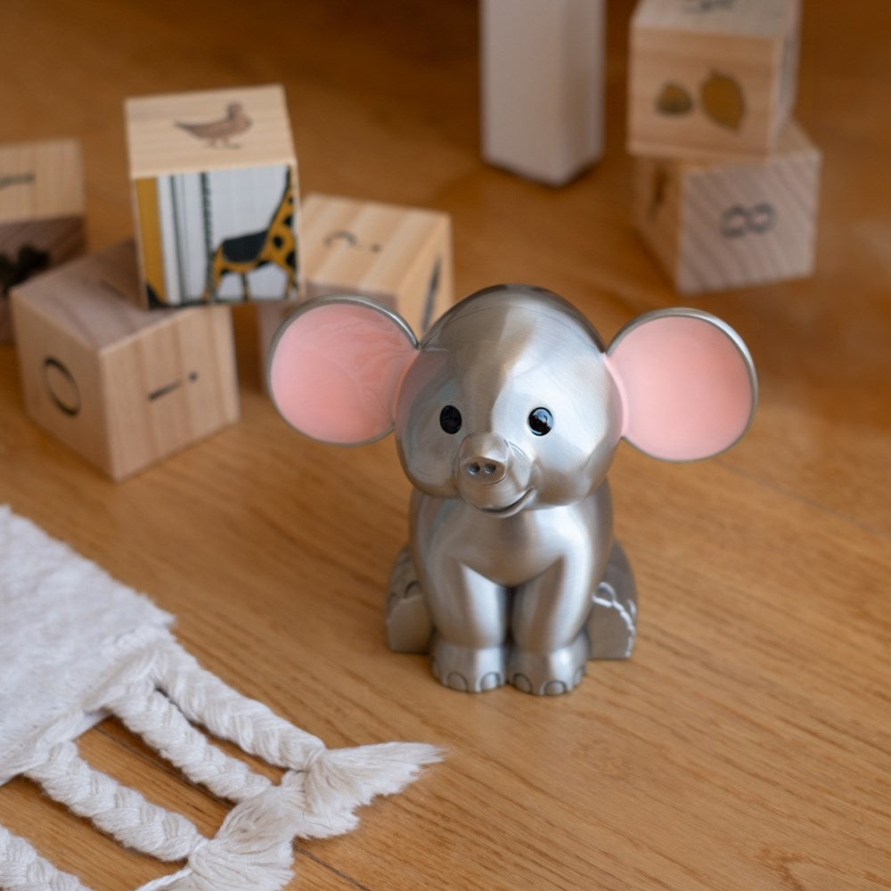 NOA Kids - Sparebøsse m. elefant m. pink ører (fortinnet) vist i stilleben