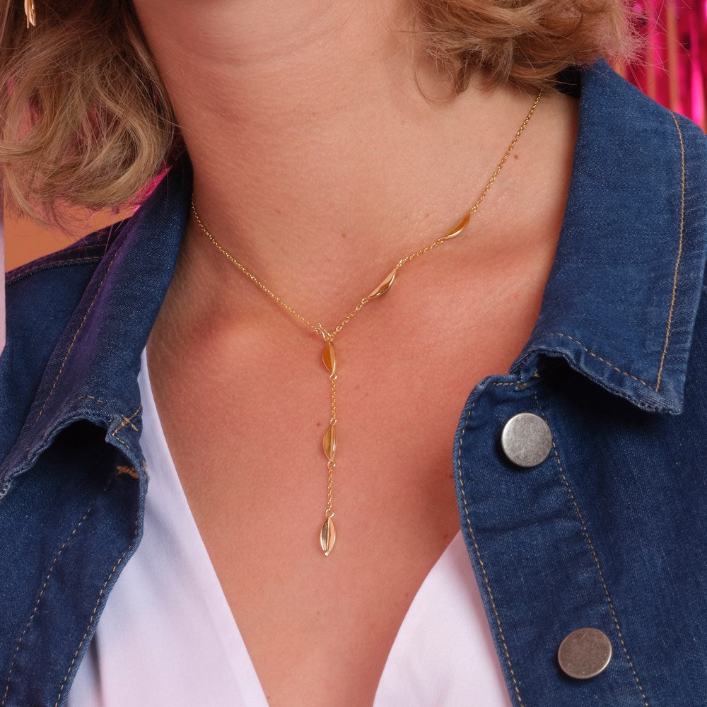 Nordahl Jewellery - LEAVE52 blad halskæde i forgyldt sølv båret af model