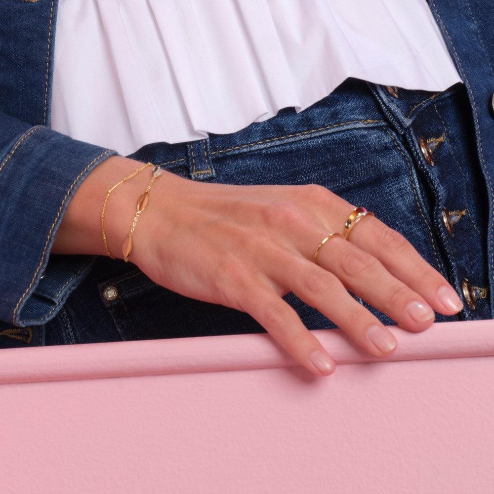 Nordahl Jewellery - LEAVE52 forgyldt sterlingsølv blad armbånd vist på model