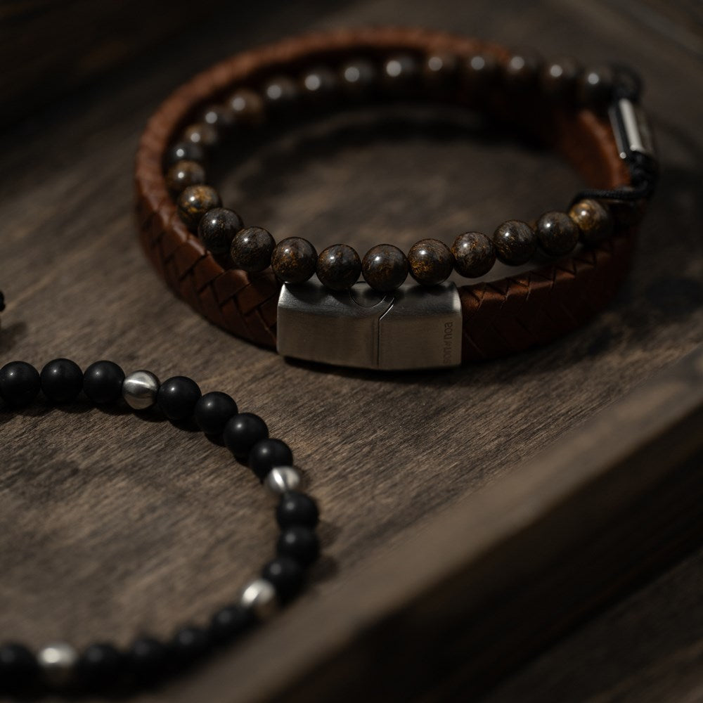 Son of Noa - SON armbånd med ilmenite bronzitite i 6 mm One size vist sammen med øvrige smykker fra serien