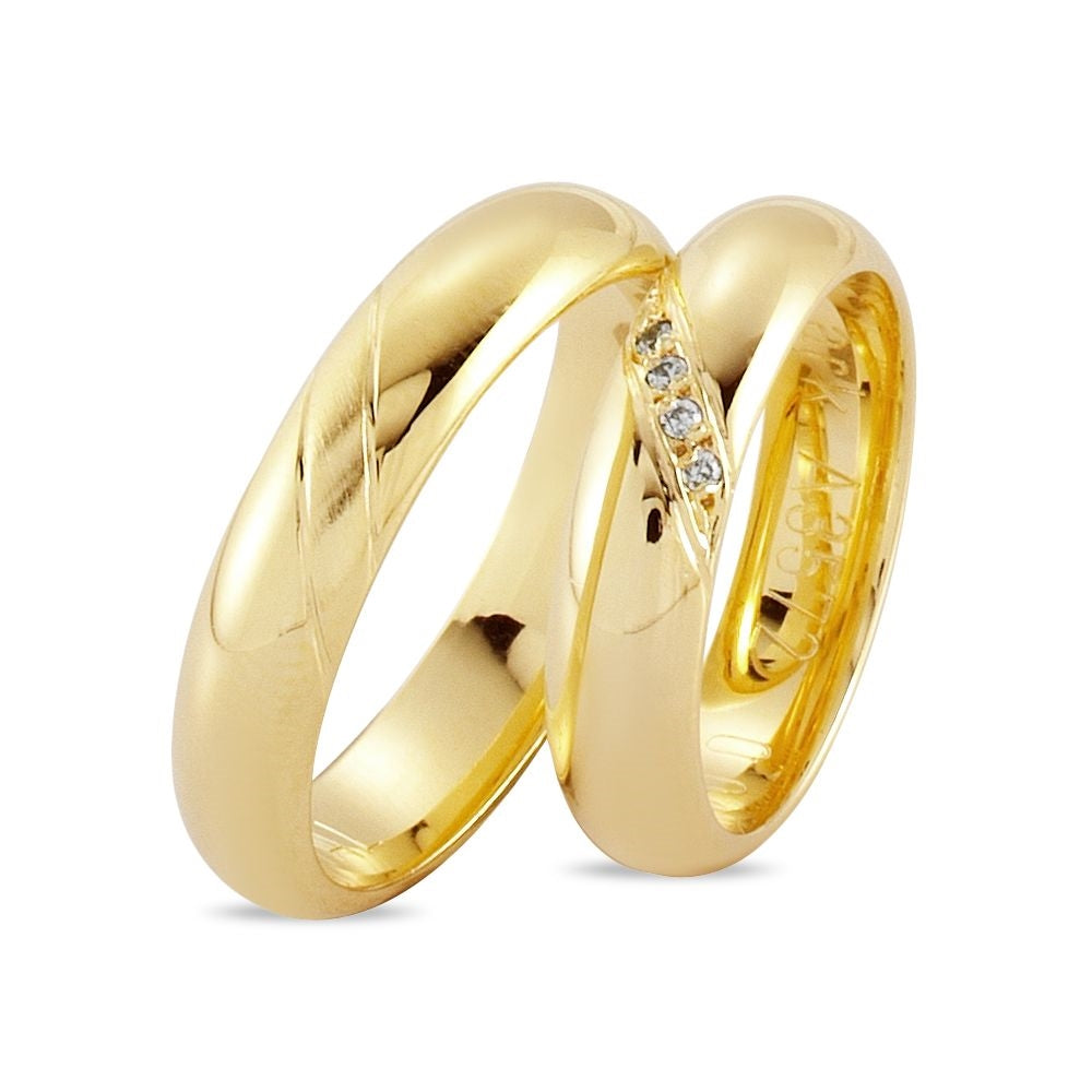 Nuran vielsesringe i 14 kt guld med geometrisk gravering og brillanter