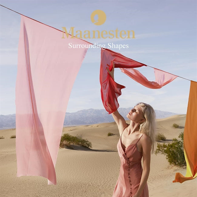 "Surrounding Shapes" SS22 von schönstem Maanesten