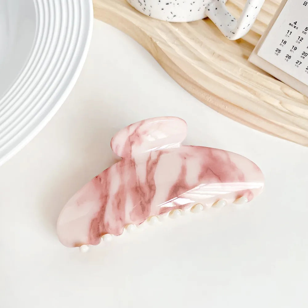 Stor hårklemme i rosa marmoreret akryl med perlekant
