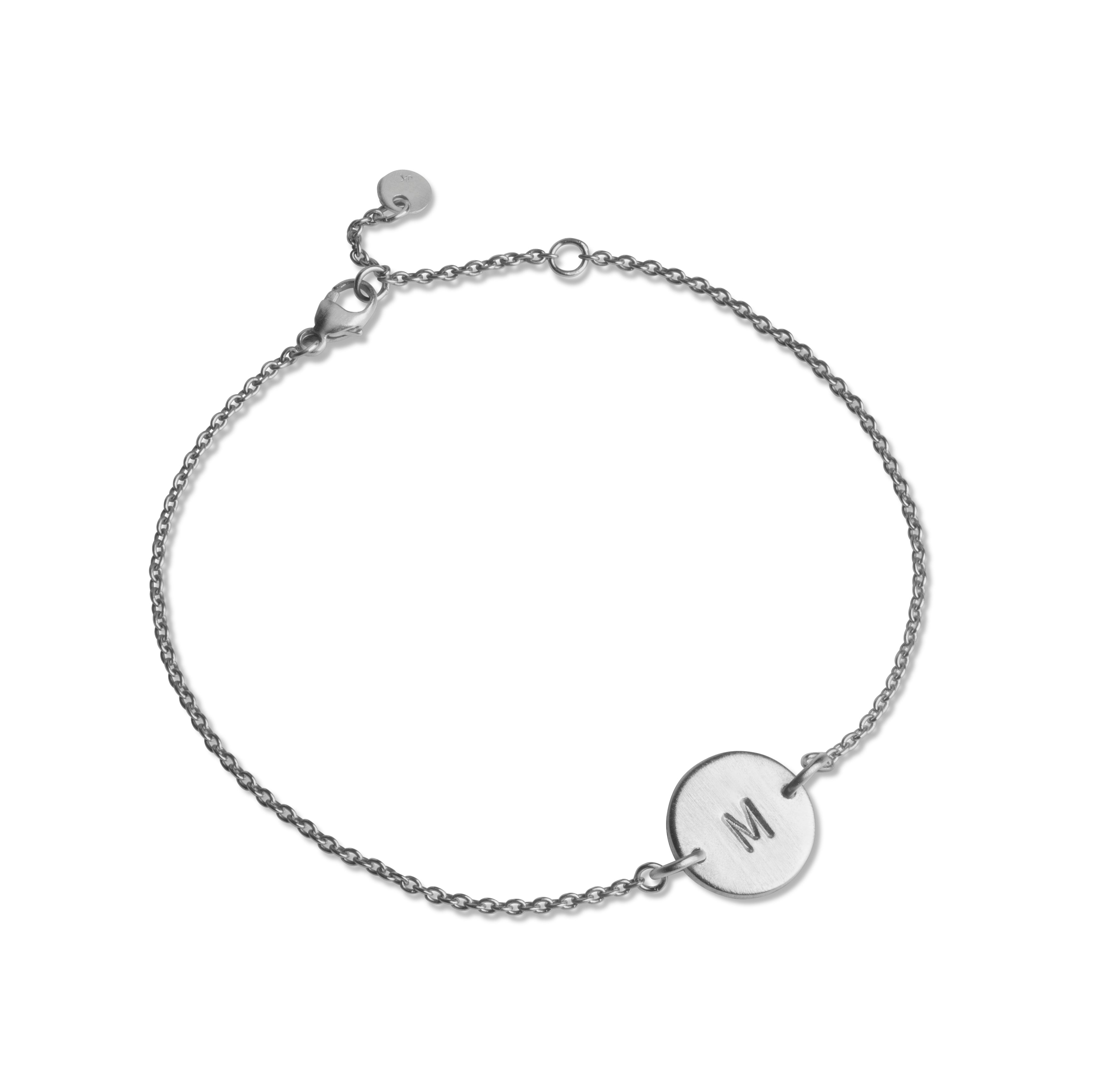 Jane Kønig Lovetag armbånd i sterlingsølv med ét personligt vedhæng — enkelt og tidløst design