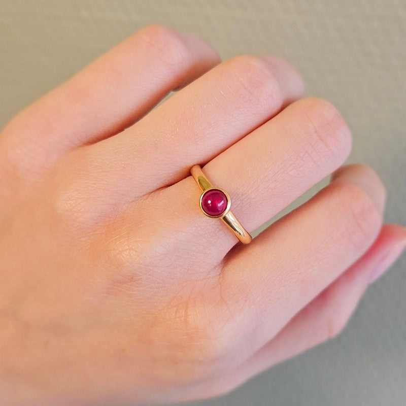 Mads Z - Cabochon ring i 14 karat guld m. rubin