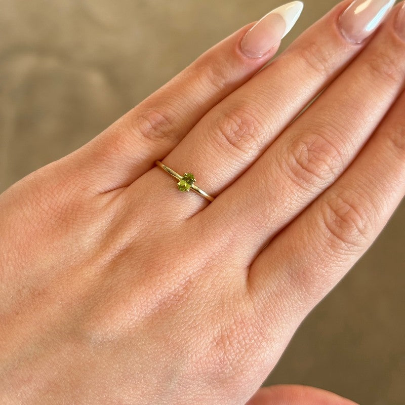 Siersbøl 8 kt. guld ring med oval grøn peridot-model